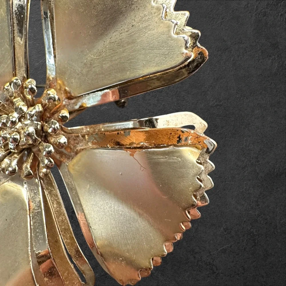 Flower Brooch Gold/Brass Tone Scalloped Mid-Century Style -‎ See photos